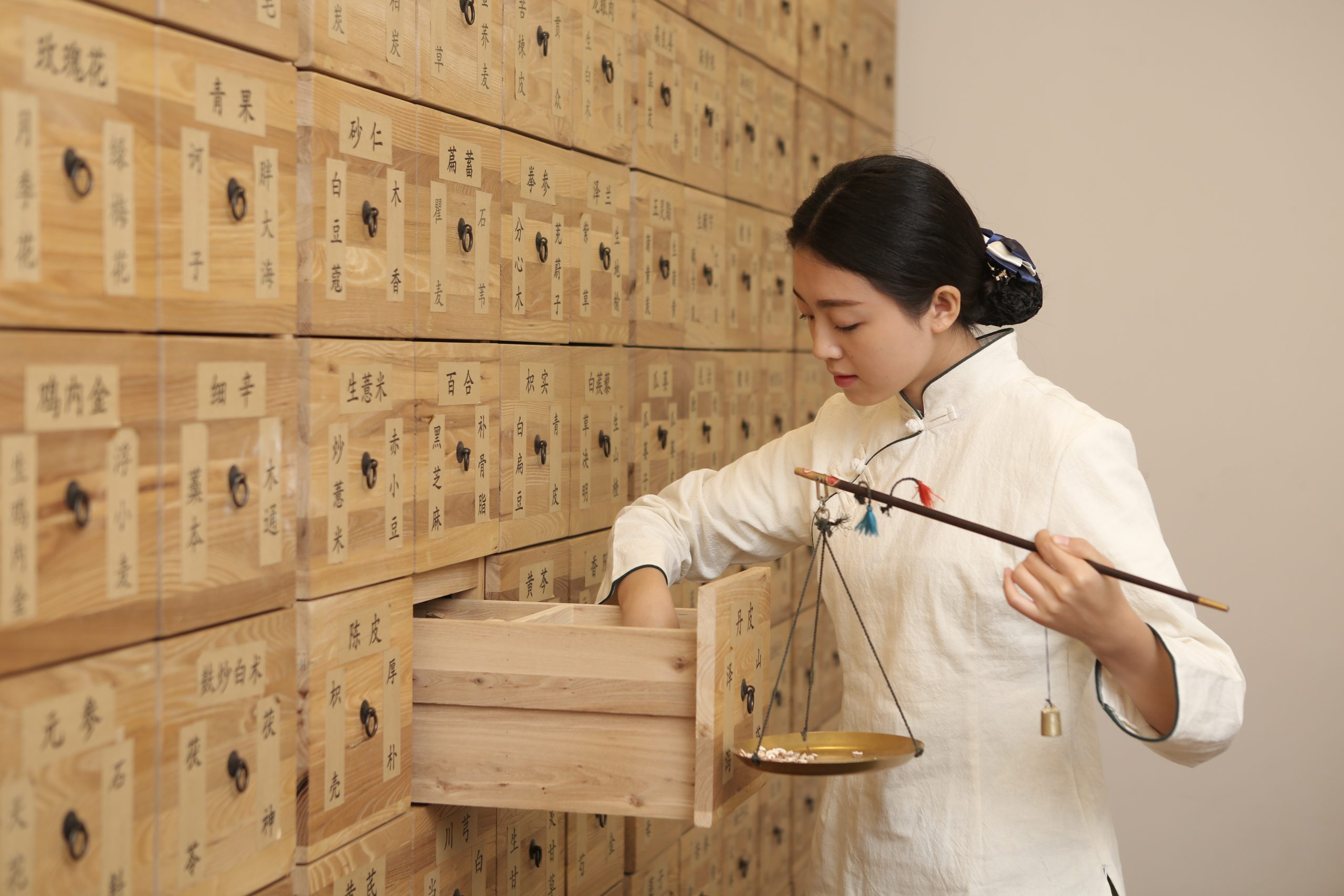 Acupuncturist treating a patient to grow clinic visibility and get more acupuncture patients
